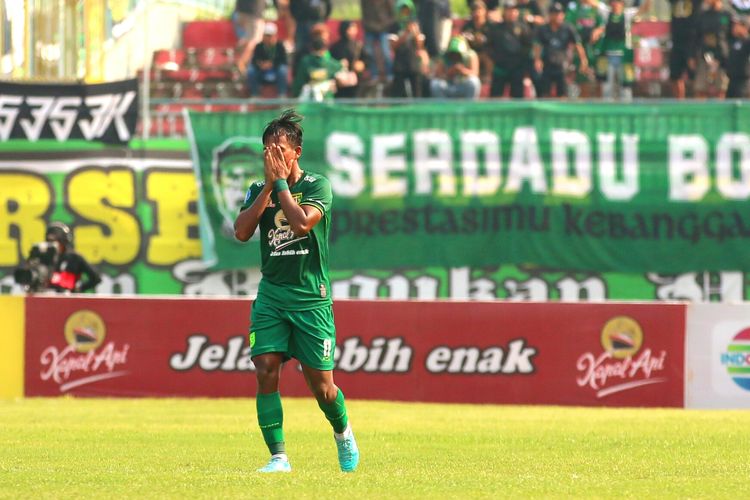 Winger Persebaya Surabaya Mochammad Supriadi dalam laga pekan ke-30 Liga 1 2022-2023 melawan Persib Bandung di Stadion Gelora Joko Samudro, Gresik, Senin (13/3/2023) sore WIB.
