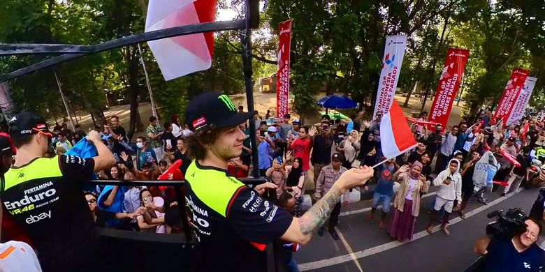 Sejumlah pembalap MotoGP menyapa warga saat mengikuti Riders Parade di kawasan Lapangan Sangkareang menuju Teras Udayana, Lombok, Rabu (25/9/2024).