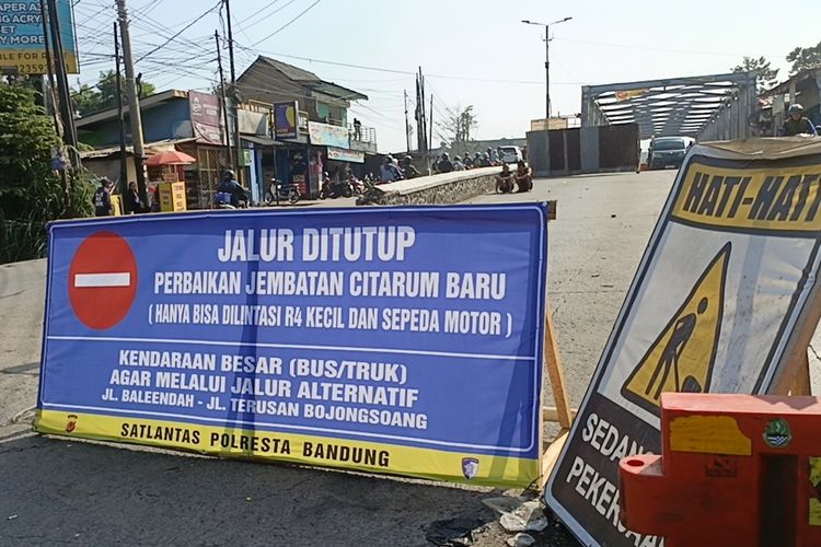 Senin (28/7/2025) kondisi arus lalu lintas di Jalan Raya Dayeuhkolot, Kabupaten Bandung, Jawa Barat yang dialihkan sementara lantaran adanya perbaikan jembatan Dayeuhkolot sejak Sabtu lalu