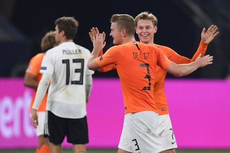 Suasana berbeda dari kedua tim seusai laga Jerman vs Belanda di Veltins Arena, 19 November 2018. 