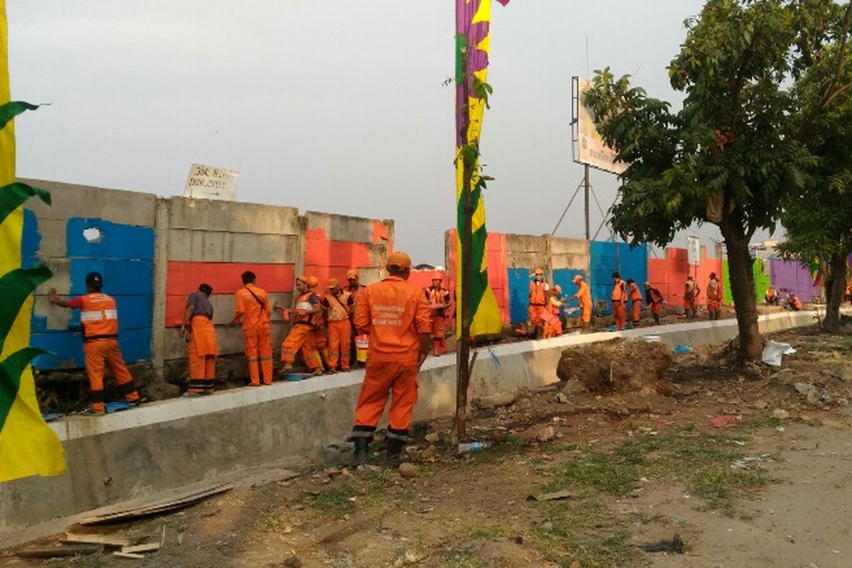 PPSU dari 7 kelurahan di Tanjung Priok mengecat dinding Taman BMW, Jumat (4/8/2017).