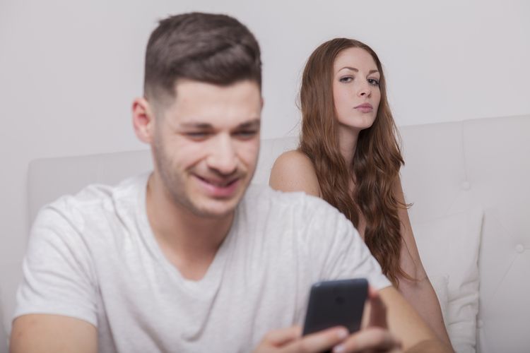 Kekasih lebih tertarik dengan ponselnya bisa menjadi salah satu tanda kebosanan dalam hubungan.