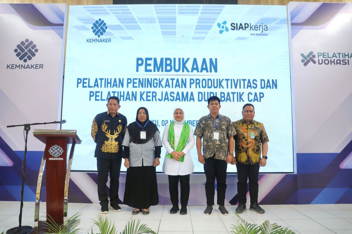 Menteri Ketenagakerjaan (Menaker) Ida Fauziyah membuka Pelatihan Dunia Usaha Dunia Industri (DUDI) Batik Cap dan Pelatihan Peningkatan Produktivitas di Wilayah Penugasan Khusus Ibu Kota Negara (IKN) Nusantara di Penajam Paser Utara, Kalimantan Timur (Kaltim), Kamis (2/11/2023).
