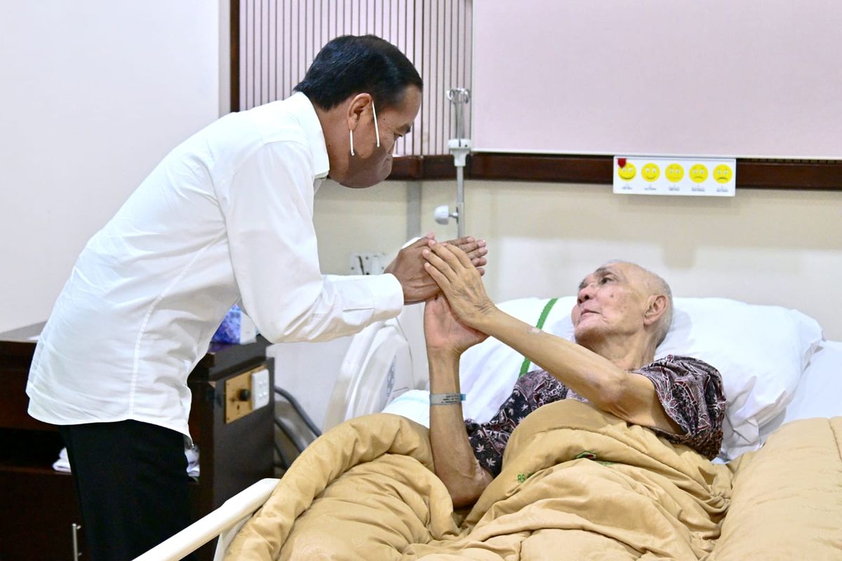 Presiden Joko Widodo menjenguk Wakil Presiden keenam Republik IndonesiaTry Sutrisno di Rumah Sakit Pusat Angkatan Darat (RSPAD) Gatot Subroto, Jakarta, Jumat (23/12/2022) siang. 