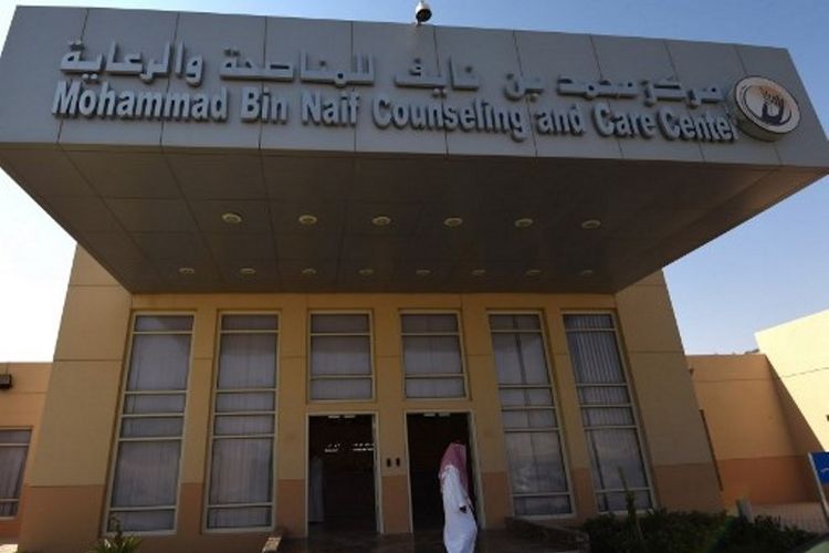 Tampak depan Pusat Perawatan dan Rehabilitasi Mohammed bin Nayef. Fasilitas yang didirikan pada 2004 itu berfokus kepada pencegahan terorisme dengan mendekati para terduga teroris, mengajak mereka berdiskusi, dan memberikan kehidupan mewah.