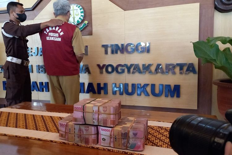 Uang tunai bukti gratifikasi yang diterima Krido Suprayitno dihadirkan pada jumpa pers di Kantor Kejati DIY, Senin (17/7/2023).