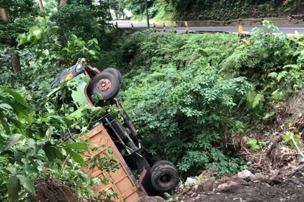 Truk muatan pasir masuk ke jurang di jalur Gumitir jember pada Selasa (1/11/2022) 