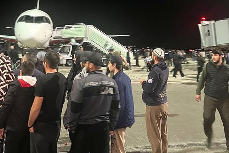 Ratusan orang menyerbu bandara utama dan lapangan terbang di wilayah Dagestan yang mayoritas penduduknya Muslim di Rusia, mencari penumpang yang tiba dengan penerbangan dari Israel pada Minggu (29/10/2023).