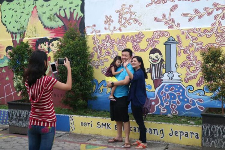 Suasana Kampung Batik Semarang, Desa Bojong, Semarang Timur, Jawa Tengah, kini terlihat lebih rapi dan indah dengan lukisan-lukisan bertemakan batik di berbagai temboknya, Jumat (16/6/2017).