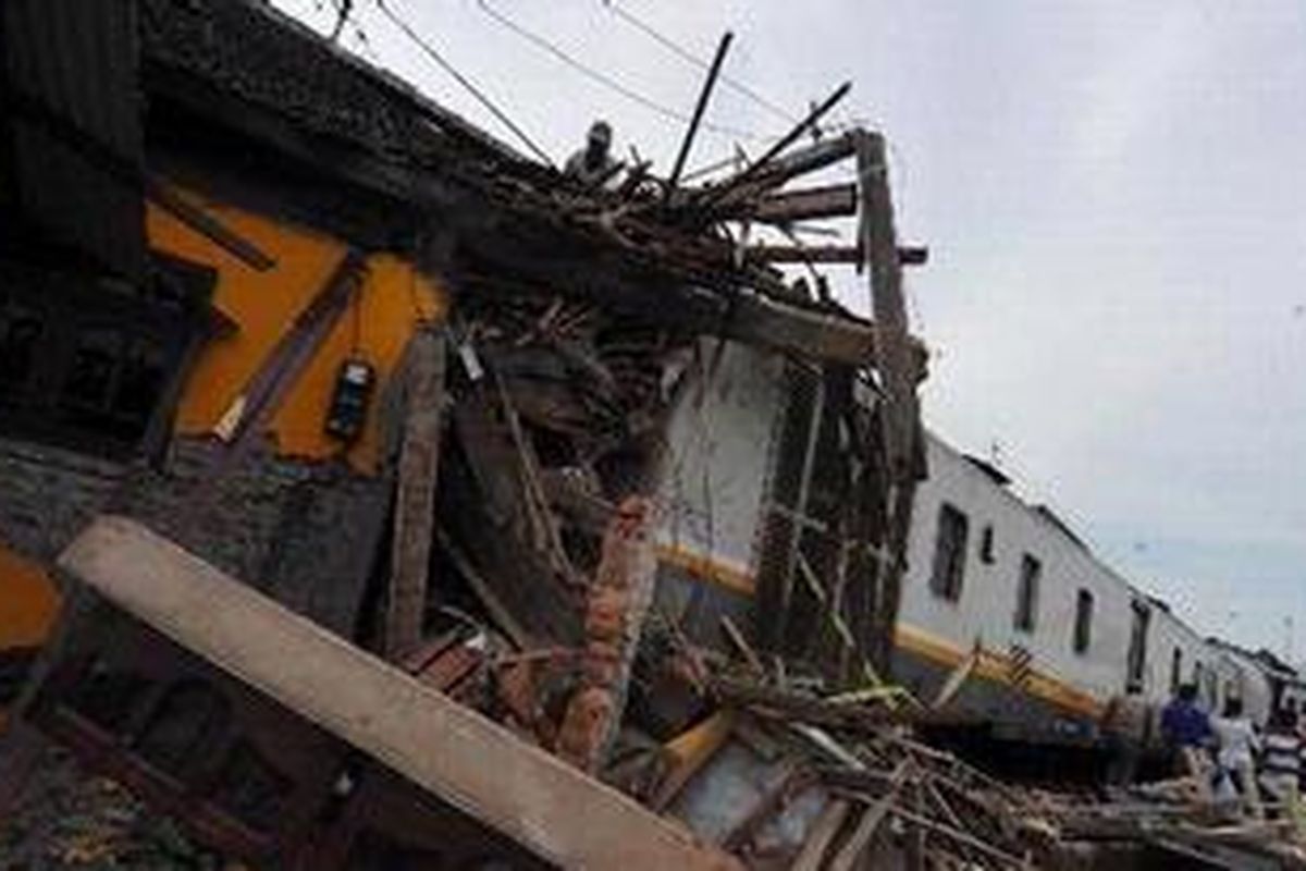 Empat gerbong kereta api (KA) Gajayana terlepas dari rangkaiannya dan menabrak empat rumah di Kelurahan Ciptomulyo, Kecamatan Sukun, Kota Malang, Jawa Timur, Selasa (4/1/2011). Satu orang balita tewas dan beberapa orang luka-luka dalam musibah tersebut.