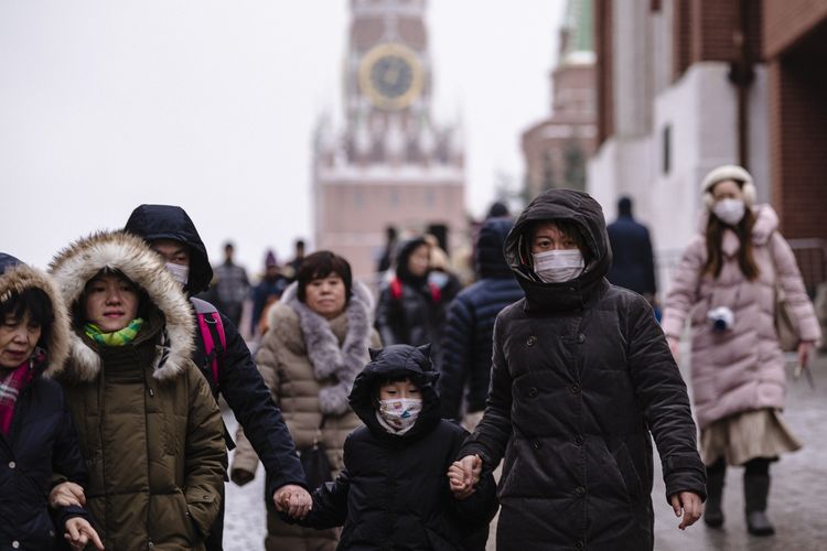 Foto yang diambil pada 29 Januari, 2020, menunjukkan turis mengenakan masker saat mengunjungi Red Square di Moskow, Rusia. Pada 31 Januari, Rusia mengatakan ada 2 warga China yang positif terkena novel coronavirus.
