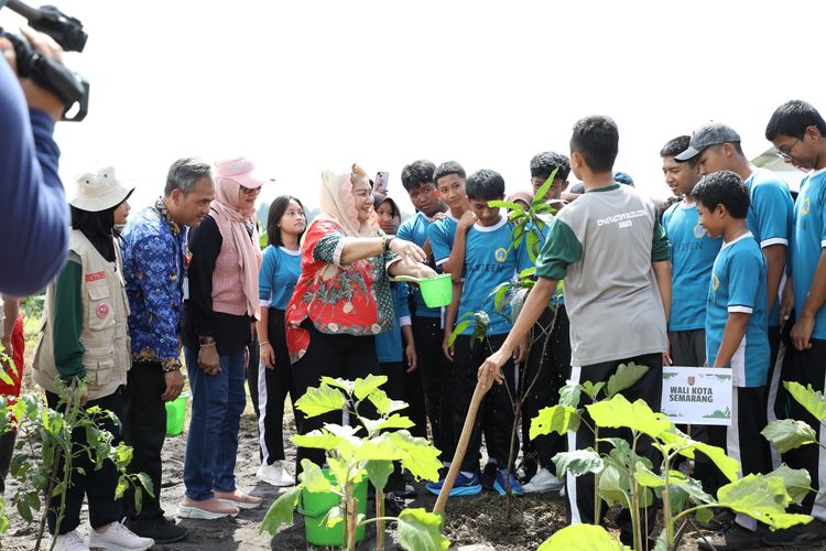 Pemkot Semarang memberikan sejumlah bantuan berupa green house, rumah bibit, dan rumah kompos kepada SMP Negeri 16 Semarang, Jumat (17/1/2025).