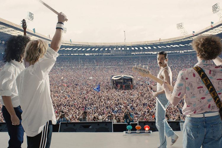 Salah satu adegan dalam film Bohemian Rhapsody yang menampilkan Joseph Mazzello, Rami Malek, Gwilym Lee, dan Ben Hardy sebagai para personel band Queen