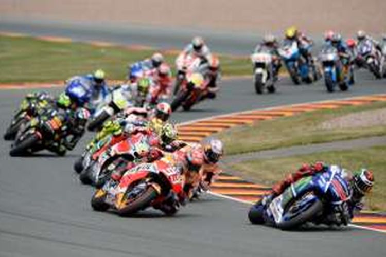 Pebalap Movistar Yamaha asal Spanyol, Jorge Lorenzo (depan), memimpin balapan GP Jerman di Sachsenring, Minggu (12/7/2016).