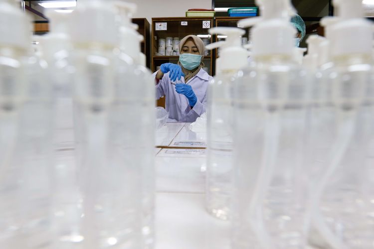 Fakultas Farmasi Universitas Indonesia memproduksi hand sanitizer, Rabu (18/3/2020). Produksi hand sanitizer untuk lingkungan UI, fakultas, dan rumah sakit UI sebagai usaha pencegahan penyebaran infeksi Covid-19 di Universitas Indonesia.