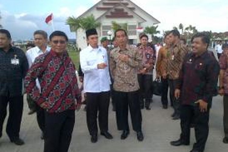 Presiden Jokowi usai meresmikan kampus IPDN di Praya, Lombok Tengah, Nusa Tenggara Barat (NTB). 