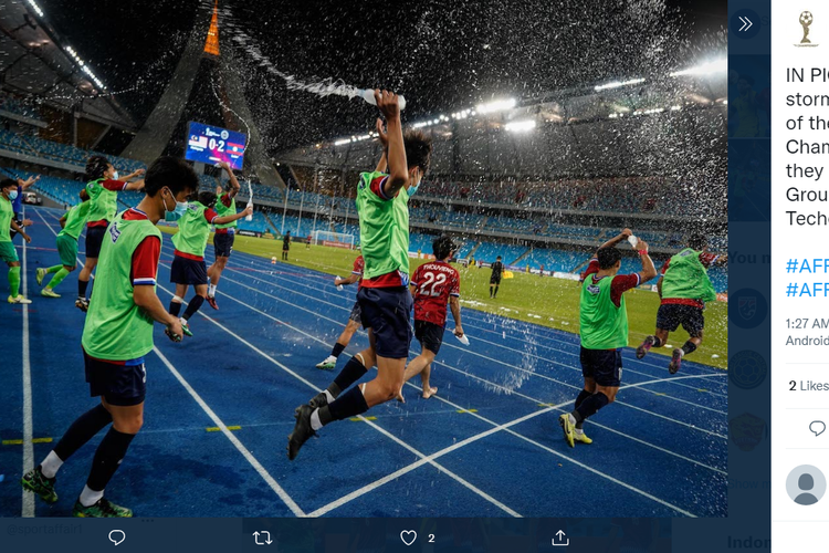 Tangkapan layar Twitter resmi ASEAN Football (@AFFPresse) yang menangkap momen perayaan timnas Laos saat dipastikan lolos ke semifinal Piala AFF U23 2022 seusai mengalahkan Malaysia di Stadion Morodok Techo National Stadium, Senin (21/2/2022).