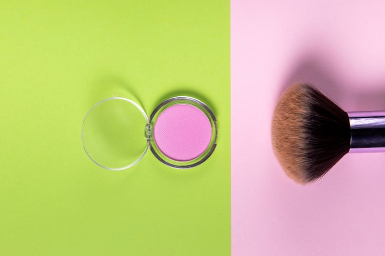 Ilustrasi produk makeup dengan nuansa pink dan hijau.