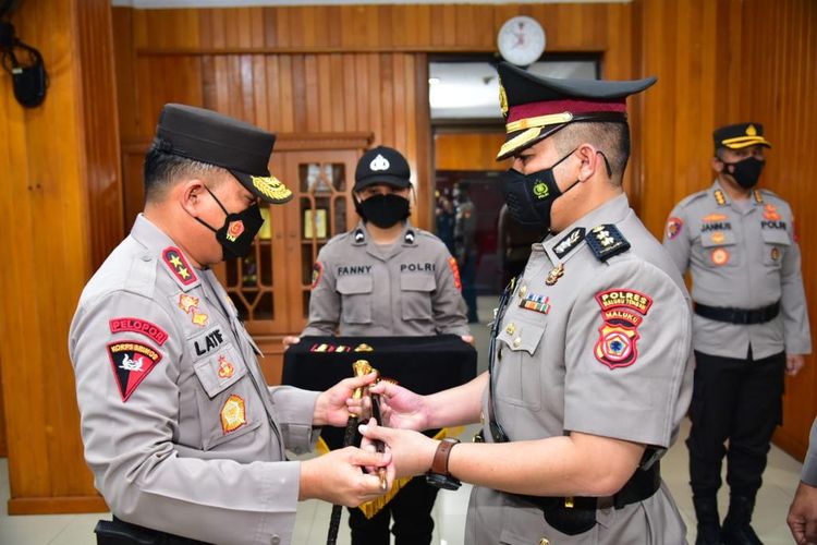 Kapolres Maluku Tengah, AKBP Abdul Gafur resmi dicopot dari jabatannya. Pencopotan dipimpin oleh Kapolda Maluku Irjen Pol Lotharia Latif di markas Polda Maluku, Senin (4/7/2022)