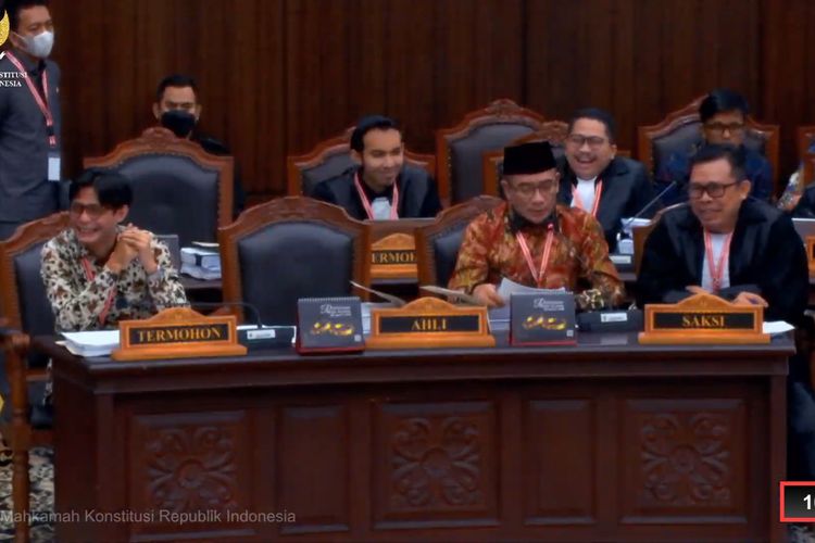 Ketua KPU Hasyim Asy'ari, anggota KPU August Mellaz, dan sejumlah kuasa hukum KPU saat mengikuti sidang lanjutan sengketa hasil Pilpres 2024 di Gedung Mahkamah Konstitusi, Jakarta, Rabu (3/4/2024).