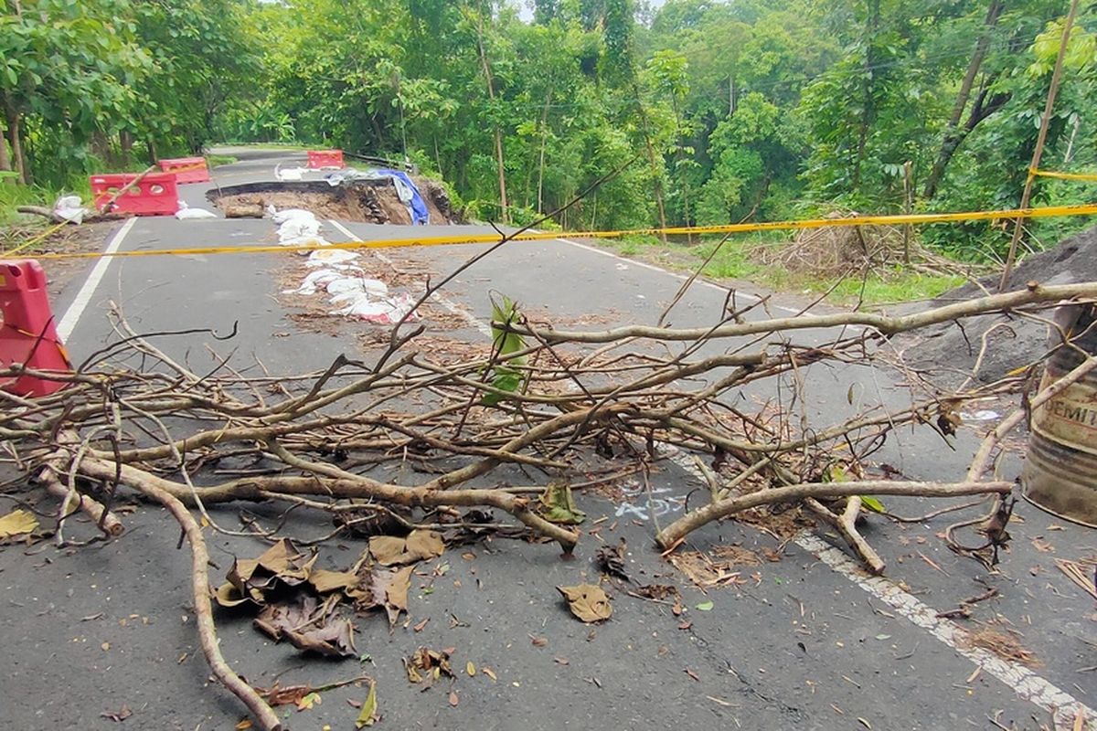 Kendaraan tidak lagi bisa melintasi ruas jalan Sentolo-Nanggulan yang berada di kawasan RT 44, Padukuhan Setan, Kalurahan Wijimulyo, kapanewon Nanggulan, Kabupaten Kulon Progo, Daerah Istimewa Yogyakarta. Jalan ini putus akibat ambles.