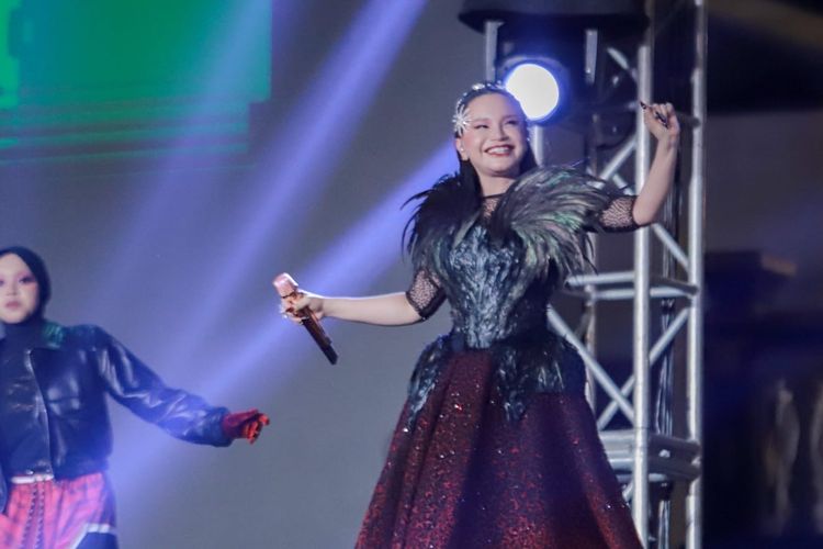 Penampilan Diva Pop Indonesia, Rossa atau yang akrab disapa Teteh Ocha dalam puncak penyelenggaraan Jember Fashion Carnival (JFC) 2025, Minggu (10/08/2025).