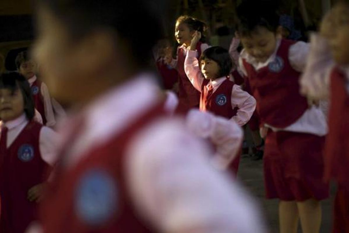 Anak-anak berbaris pada hari pertama masuk sekolah di TK Nurmala Hikmah, Pondok Kelapa, Jakarta Timur, Senin (27/7/2015). Peraturan Menteri Pendidikan dan Kebudayaan Nomor 23 Tahun 2015 tentang Penumbuhan Budi Pekerti berisi antara lain tentang keterlibatan orangtua dalam pendidikan anak. Salah satu hal yang ditekankan adalah kewajiban orangtua mengantar anak ke sekolah pada hari pertama tahun ajaran baru.