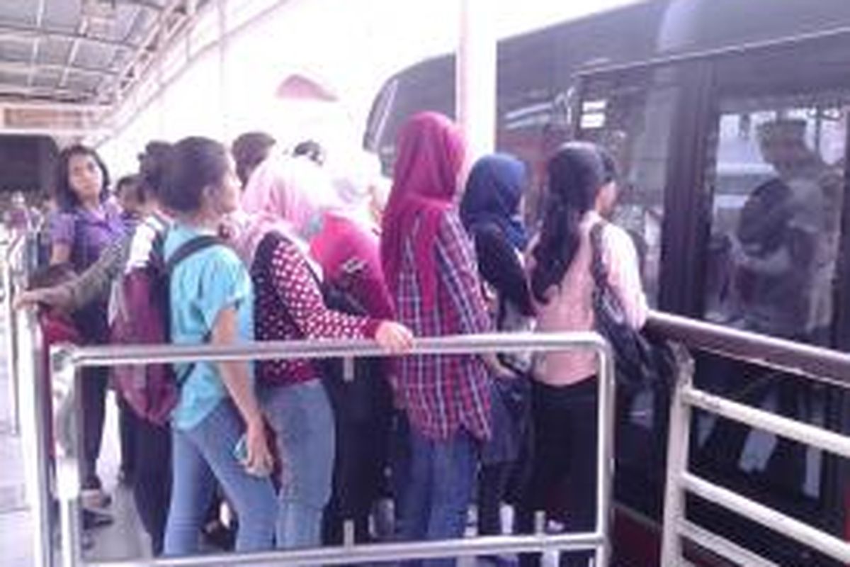 Para penumpang bus transjakarta di halte Blok M, Jakarta Selatan, Jumat (29/8/2014).