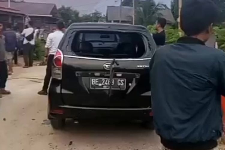 Mobil operasional Satnarkoba Polres Lampung Tengah yang dirusak massa saat penangkapan pengedar narkoba, Senin (5/12/2022) sore.