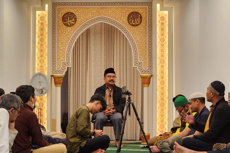  Pemikir Kebhinekaan Sukidi  ketika berceramah di Masjid Indonesia Tokyo, Jepang, Minggu (9/4/2023) waktu setempat.