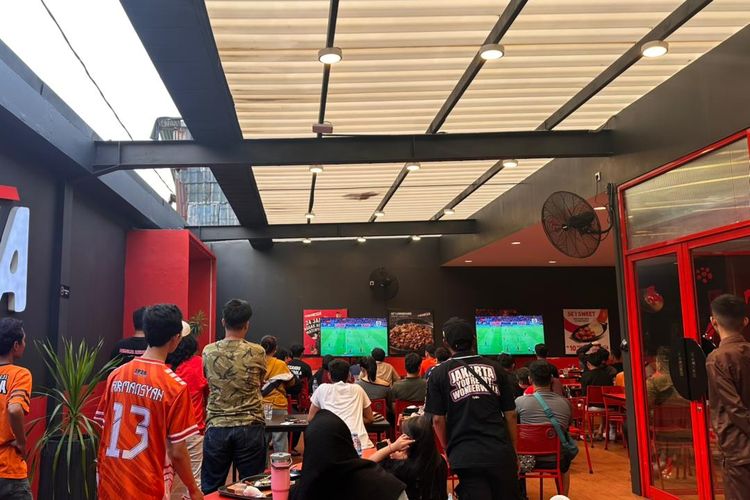 Persija Vs Persib Jauh di Samarinda, Fan Ramaikan Nonton Bareng