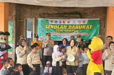 Anak Korban Banjir Bandang Bondowoso Belajar di Sekolah Darurat, Polisi Beri 