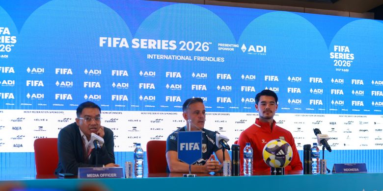 Pelatih Timnas Indonesia, John Herdman, dan bek Elkan Baggott berbicara kepada media dalam sesi konferensi pers pada Kamis (26/3/2026) jelang laga FIFA Series 2026 Timnas Indonesia vs St Kitts and Nevis di Stadion Utama Gelora Bung Karno.