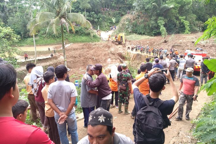 Tim Gabungan mulai mencari kembali korban yang tertimbun longsor di Desa Santanamekar Kecamatan Cisayong Kabupaten Tasikmalaya setelah dihentikan sebelumnya akibat terkendala cuaca buruk, Senin (2/3/2020).