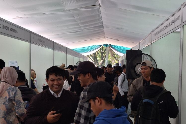 Bupati Bandung Dadang Supriatna saat menghadiri kegiatan Job Fair di halaman kantor Pemerintah Daerah (Pemda) Kabupaten Bandung, Jawa Barat, Rabu (1/10/2025)