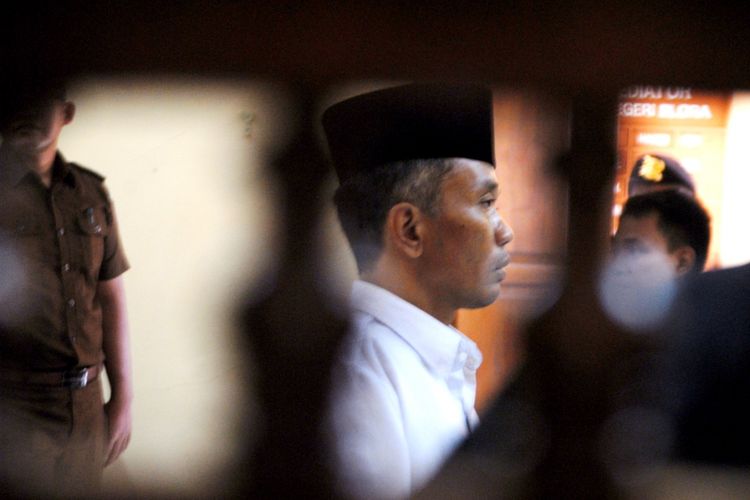 Terdakwa Bambang Tri Mulyono, pengarang buku Jokowi Undercover saat sidang agenda pembacaan putusan yang digelar di Pengadilan Negeri Blora, Jawa Tengah, Senin (29/5/2017).