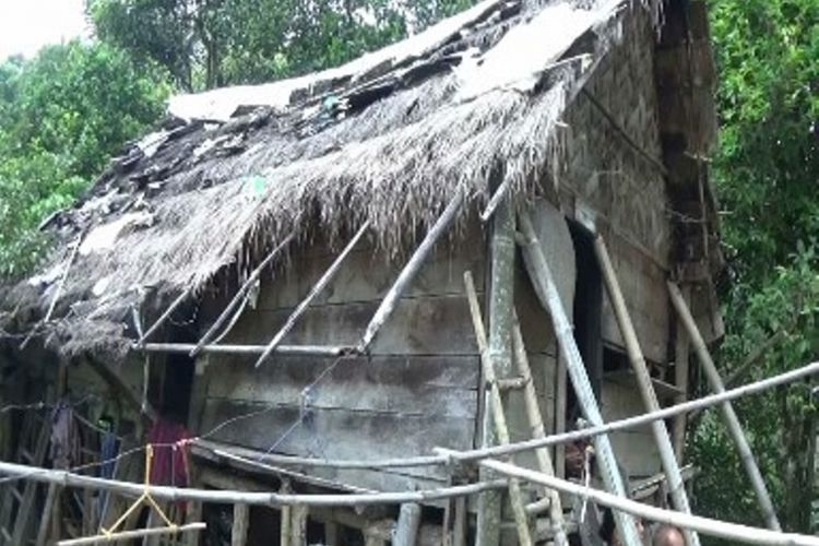 Agar tak kehujanan, atap rumah lansia ditambali sampah plastik mi instan, karung pupuk hingga bungkus popok bayi.