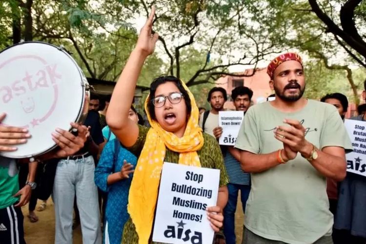 Para mahasiswa di Uttar Pradesh, India, memprotes pembongkaran rumah pemuka Muslim, menyusul kericuhan terkait ujaran tentang Nabi Muhammad