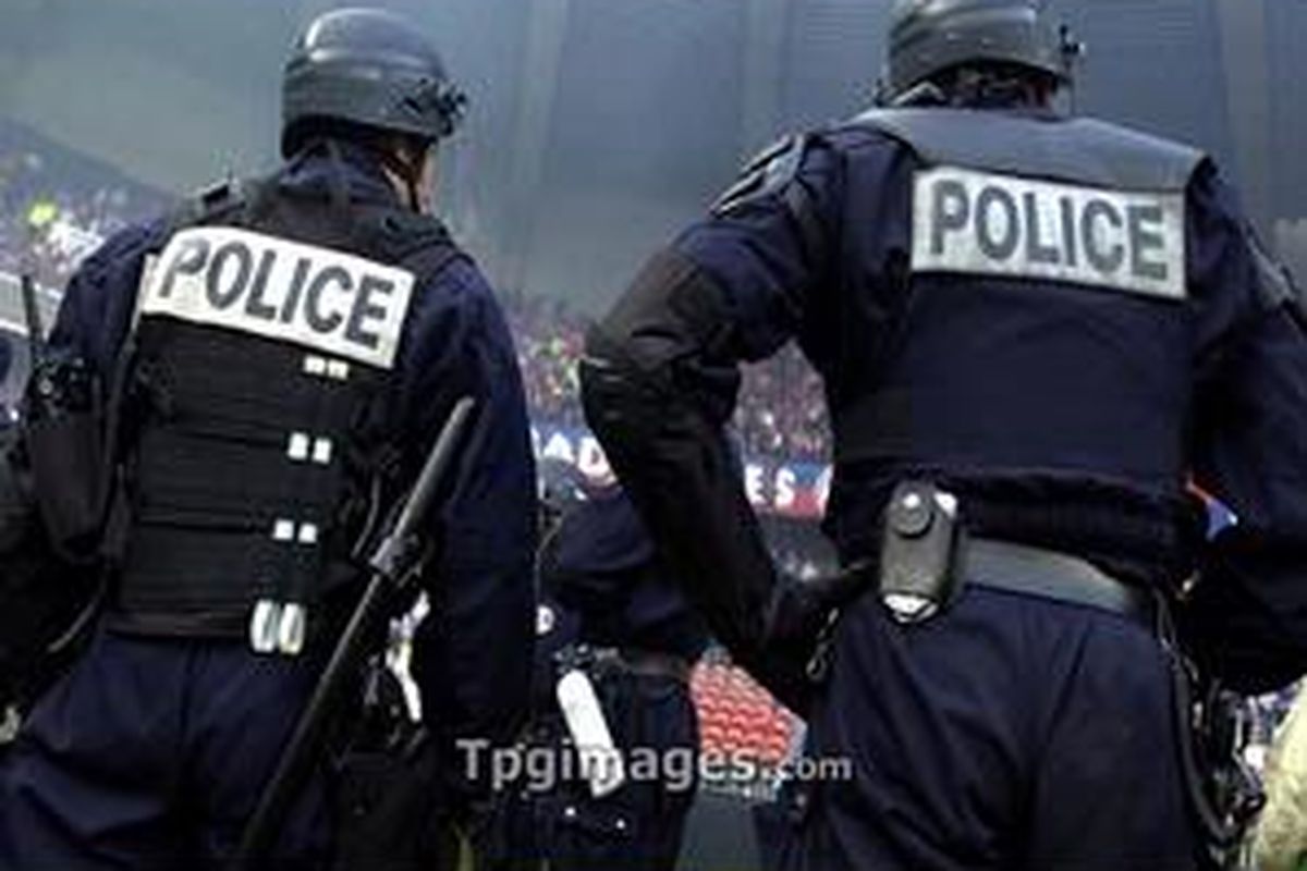 Ilustrasi polisi mengamankan pertandingan sepak bola.