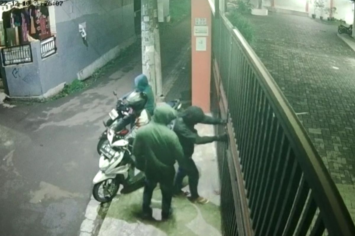 Tangkapan layar rekaman CCTV kosan saat dibobol komplotan curanmor pada Sabtu (10/12/2022) pukul 03.26 WIB. 