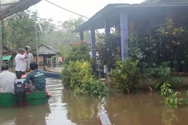 Banjir di 51 desa dan 16 kecamatan, Kabupaten Sambas, Kalimantan Barat (Kalbar) telah terjadi hampir tiga pekan dan belum menunjukkan tanda-tanda surut. Akibatnya, sebanyak 17.315 kepala keluarga atau 63.519 jiwa terdampak, ratusan di antaranya memilih untuk meninggalkan rumah, pindah ke posko-posko pengungsian.