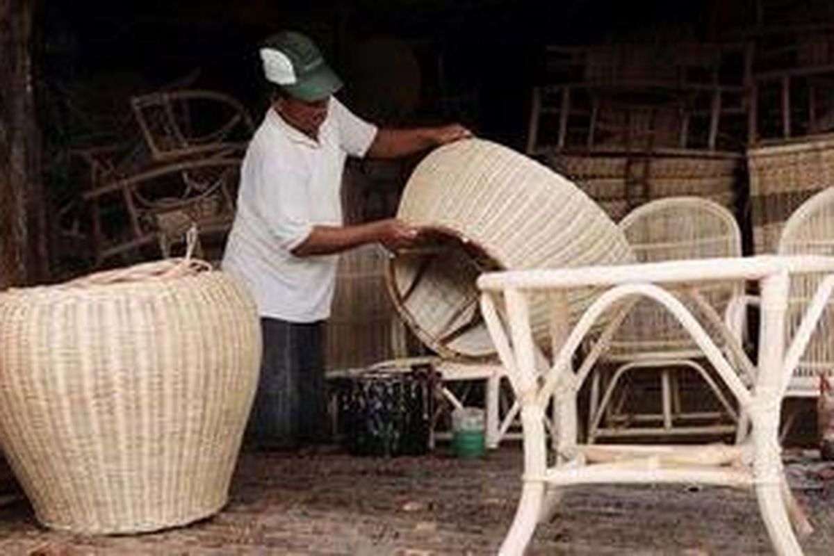 Pengrajin rotan menyelesaikan pembuatan kursi dengan bahan baku rotan di Kalimalang, Jakarta, Senin (28/3/2011). Para perajin mebel rotan dalam negeri mengeluhkan ekspor rotan mentah yang bisa mematikan bisnis mereka lantaran bahan baku rotan terus dikirim ke luar negeri, mereka kesulitan memperoleh bahan baku.
