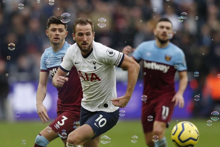 Harry Kane mencoba melewati dua penjagaan pemain lawan pada pertandingan West Ham vs Tottenham dalam lanjutan Liga Inggris di Stadion London, 23 November 2019. 