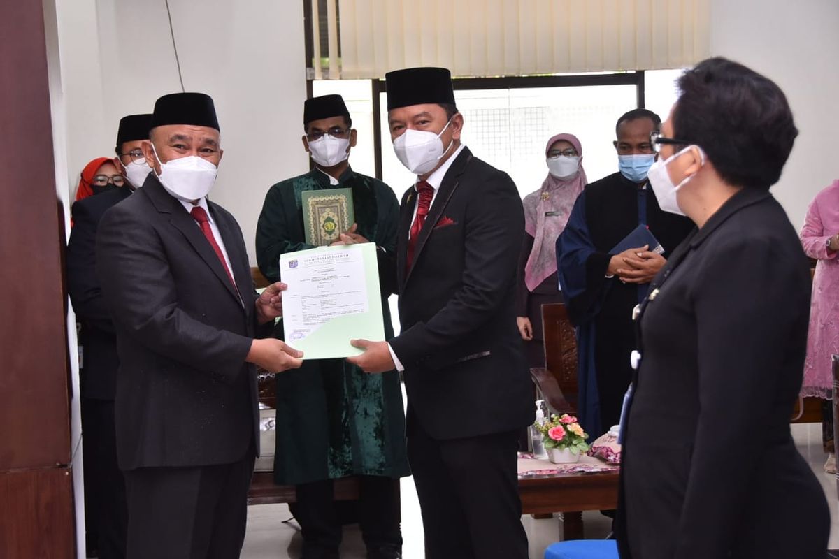 Wali Kota Depok Mohammad Idris (kiri) melantik Dadang Wihana (kanan) eks Kepala Dinas Perhubungan yang dimutasi menjadi Kepala Bappeda Kota Depok, dalam mutasi 359 ASN di lingkungan Pemkot Depok pada Selasa (7/9/2021).