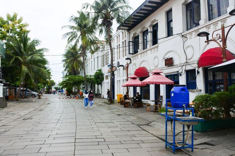 Kawasan wisata Kota Tua sudah dibuka kembali sejak akhir Oktober 2021. Namun, hingga saat ini kawasan wisata tersebut terpantau masih sepi pengunjung, Jakarta, Rabu (10/11/2021).