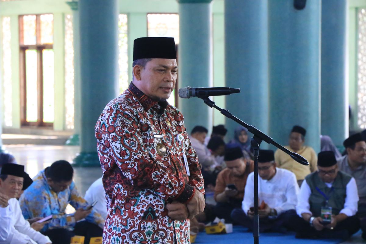 Pj Wali Kota Tangerang Nurdin melepas keberangkatan 431 calon haji kloter 02 JKG/Banten Kota Tangerang di Masjid Raya Al-Azhom, Kawasan Pusat Pemerintahan Kota Tangerang, Sabtu (11/5/2024).