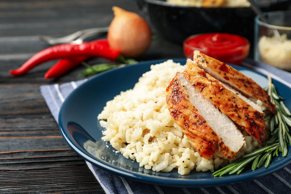 Ilustrasi risotto ayam khas Italia. 