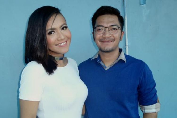 Ihsan Tarore dan Denada Tambunan diabadikan sesudah menjadi bintang tamu dalam acara bincang-bincang di Studio Trans TV, Jakarta Selatan, Kamis (1/9/2016).