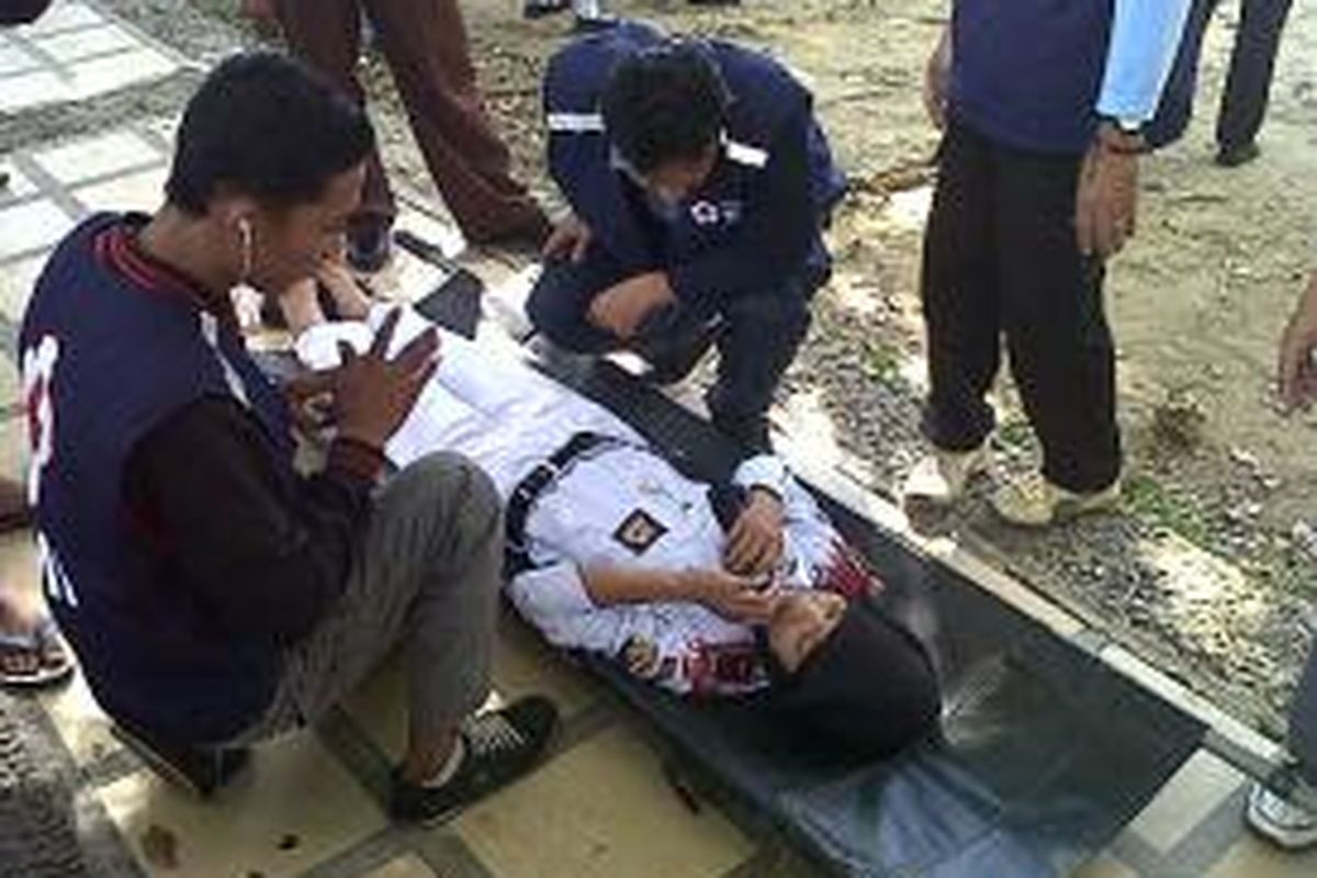 Salah seorang peserta upacara Kemerdekaan Republik Indonesia (RI) di Kabupaten Bone, Sulawesi Selatan dievakuasi tim medis setelah pingsan ditengah jalannya upacara. Sabtu, (17/08/2013).