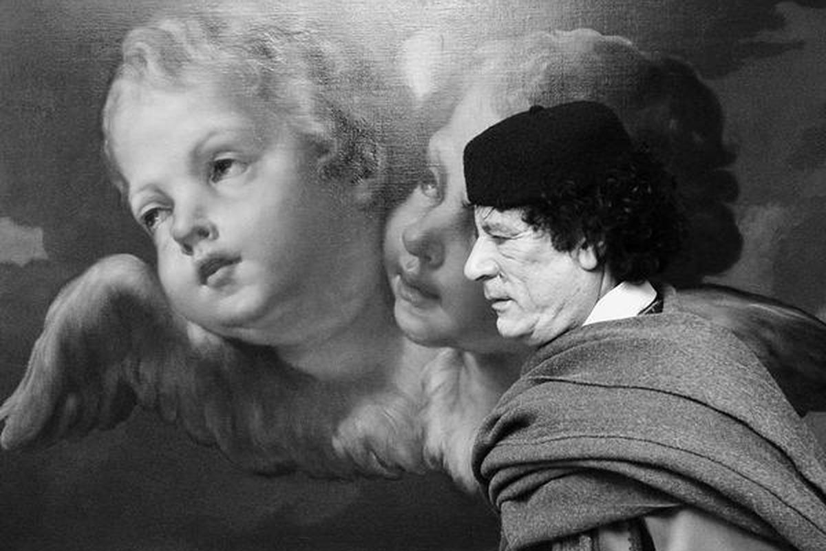 Foto   dokumentasi yang dirilis Selasa, 27 April 2004, oleh  Komisi Eropa  menunjukkan pemimpin Libya,  Moammar Khadafy,  berjalan melintas sebuah lukisan di kantor pusat  Komisi Uni Eropa di  Brussels, Belgia. 